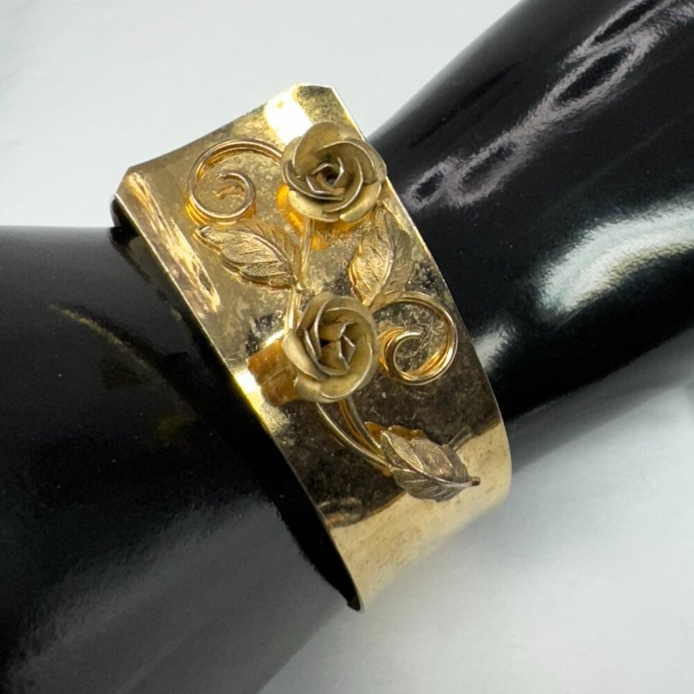 Light Weight Metal Clamper Bracelet Gold Tone 3D Roses *read*